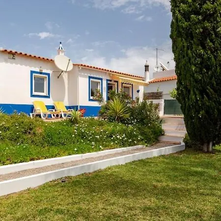 Casa Azul And Peaceful Garden Oasis Casa vacanze Armação de Pêra